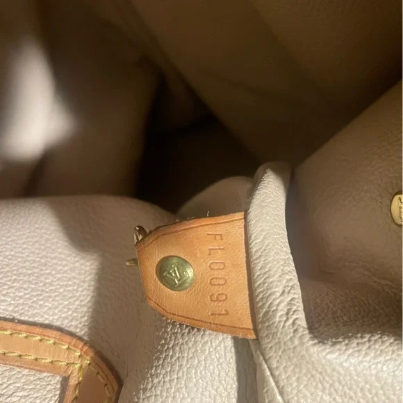 Authentic Louis Vuitton GM Bucket Bag 🥳 - Picture 5 of 15